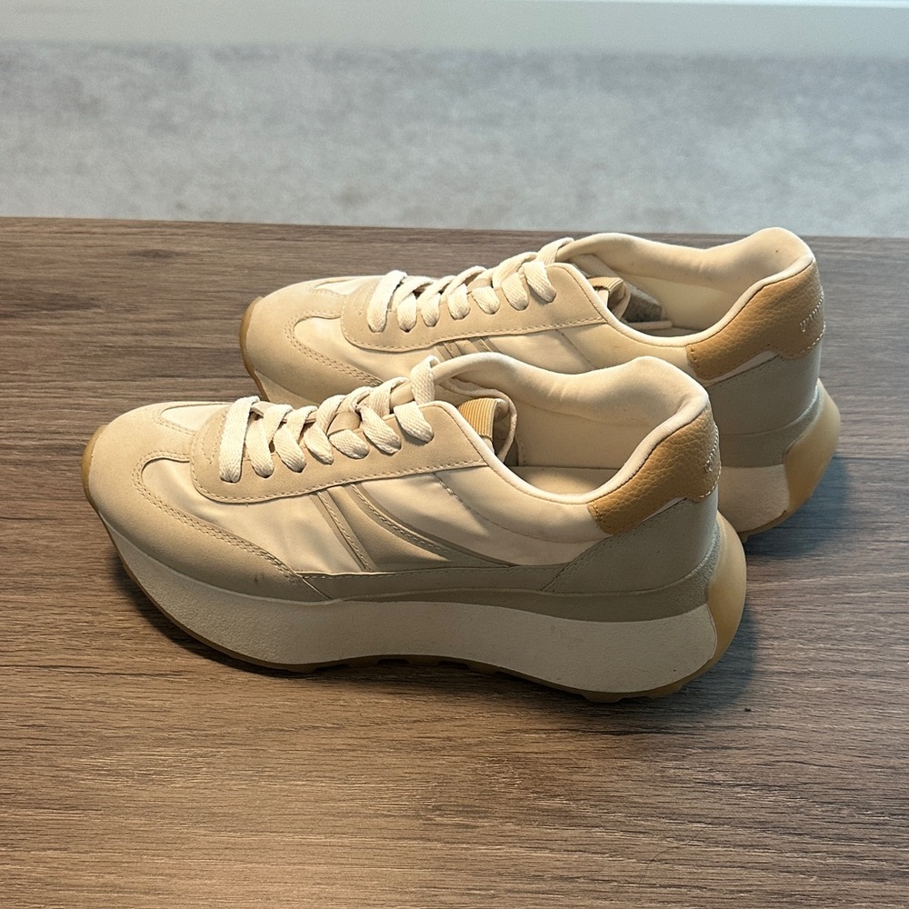 Zara Women's Cream and Tan Sneakers